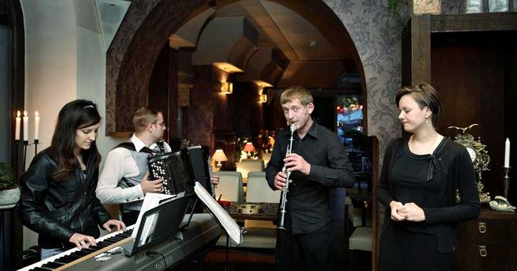 Opblomstring. Musikken spiller igen i  Krakows Kazimierz-kvarter. 