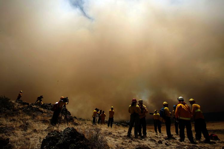 Skovbrand. Brandmyndighederne får tilsyneladende hjælp fra vejrguderne i dag i Arizona, hvor de kæmper med enorm skovbrand. 