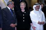 Topmøde. USA's udenrigsminister Hillary Clinton i Abu Dhabi sammen med Jordans udenrigsminister Nasser Judeh (tv), og De Forenede Arabiske Emiraters udenrigsminister, Anwar Gargash (th). 