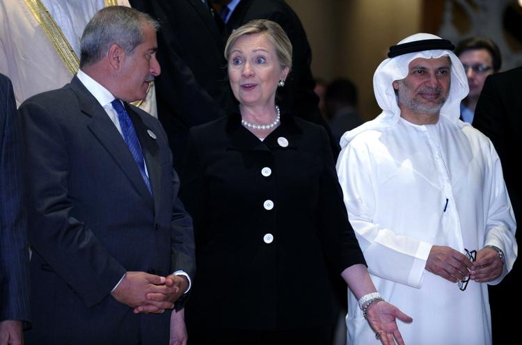 Topmøde. USA's udenrigsminister Hillary Clinton i Abu Dhabi sammen med Jordans udenrigsminister Nasser Judeh (tv), og De Forenede Arabiske Emiraters udenrigsminister, Anwar Gargash (th). 