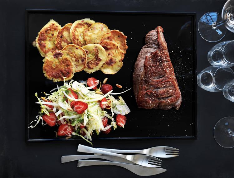 Jordbærmiddag. Salaten til kalvecuvetten er en variant af en klassisk italiensk salat med appelsin og fennikel - men de er ikke i sæson samtidig, og jordbær er med deres sødme og syre sublim erstatning for appelsinen. Olievenolien klarer jordbærret også fint. 