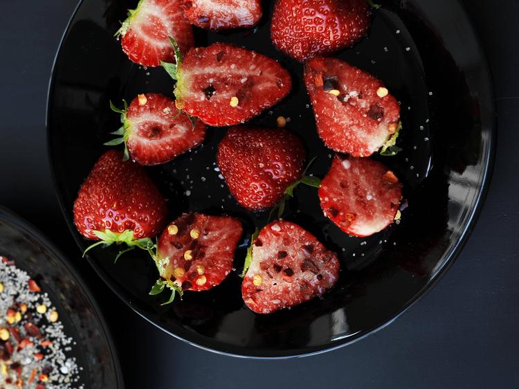 Tungeprik. Det er overraskende velsmagende og herligt prikkende på tungen at bruge salt og chili til jordbær - ud over sukkeret. 