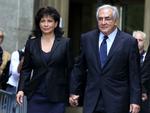 Sex-anklaget. Strauss-Kahn havde sin kone ved sin side, da han mødte op til det første retsmøde i New York. 