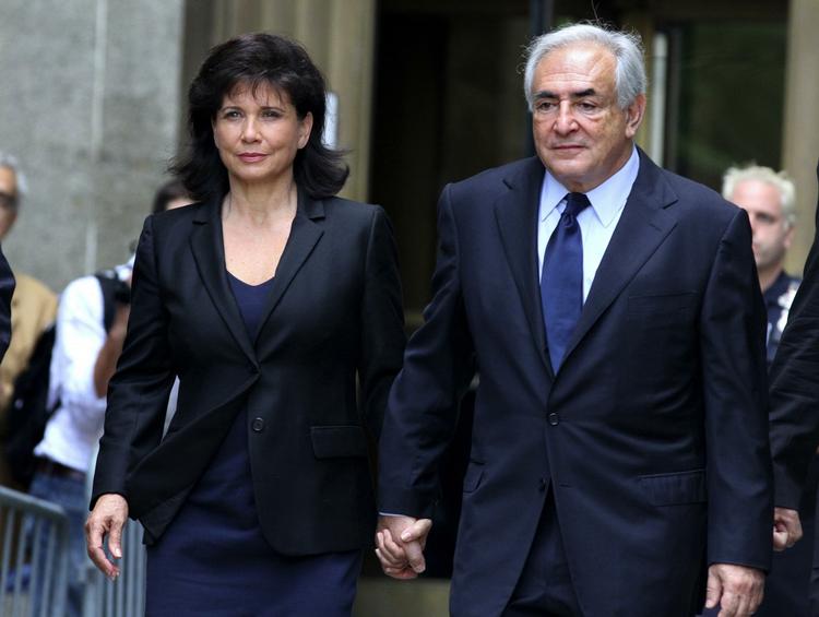 Sex-anklaget. Strauss-Kahn havde sin kone ved sin side, da han mødte op til det første retsmøde i New York. 
