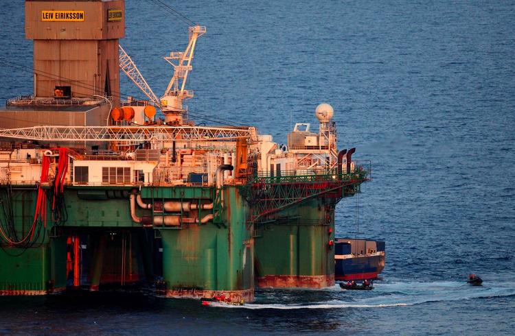 UVELKOMMEN. Greenpeace har to gange den seneste tid haft held med at trænge ind på Cairns borerigge ved Grønland. 