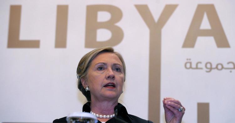 Pressemøde. »Der har været adskillige og fortsatte drøftelser blandt personer tæt på Gaddafi, og vi ved, at disse drøftelser blandt andet omfatter potentialet for en overgang«, siger Clinton på et pressemøde. 