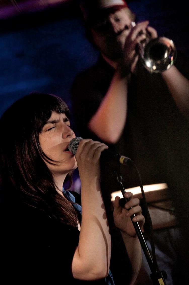 hallucinogent. »Det forekommer mig, at vores musik er lidt skizofren ... og nu synger vi på tysk med rumklang på«, sagde forsanger Elena Setien fra scenen i den lavloftede koncertsal på 1. sal i Huset i Magstræde.