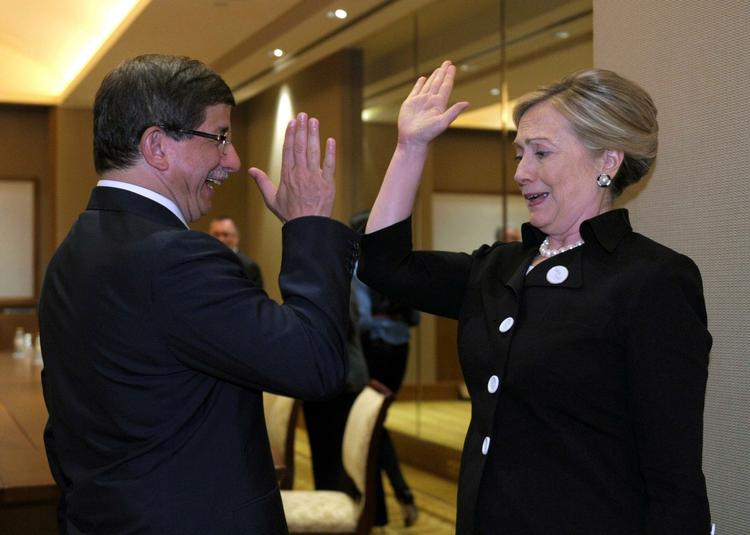 High-five. Hillary Clinton hygger sig med sin tyrkiske kollega, Ahmet Davutoglu, på et møde i går. Spørgsmålet er, om hun fremover skal give high-fives til nye kolleger. 