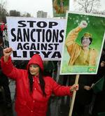Protest. Moamar Gaddafi har ikke meget opbakning i Europa, men forleden gik serbere på gaden for at demonstrere til fordel for den omstridte oberst. 