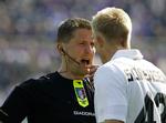gult. Frederik Sørensen forsøger at tale sig fra en advarsel i en kamp for Juventus 17. april. 