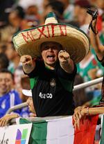 bøf-doping. Denne mexicanske mand er nok ikke dopet med andet og mere end et par øl og begejstring over, at Mexicos spillere trods tumulten efter positive dopingtests vandt 5-0 over Cuba. 