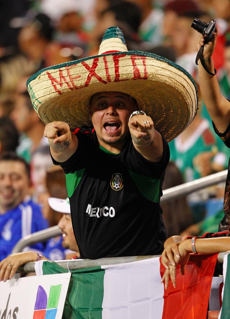 bøf-doping. Denne mexicanske mand er nok ikke dopet med andet og mere end et par øl og begejstring over, at Mexicos spillere trods tumulten efter positive dopingtests vandt 5-0 over Cuba. 