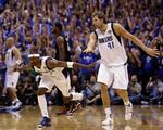 3-2. Den tårnhøje tysker, Dirk Nowitzki (th), var en af femte finalekamps største oplevelser for sejrherren fra Dallas Mavericks. 