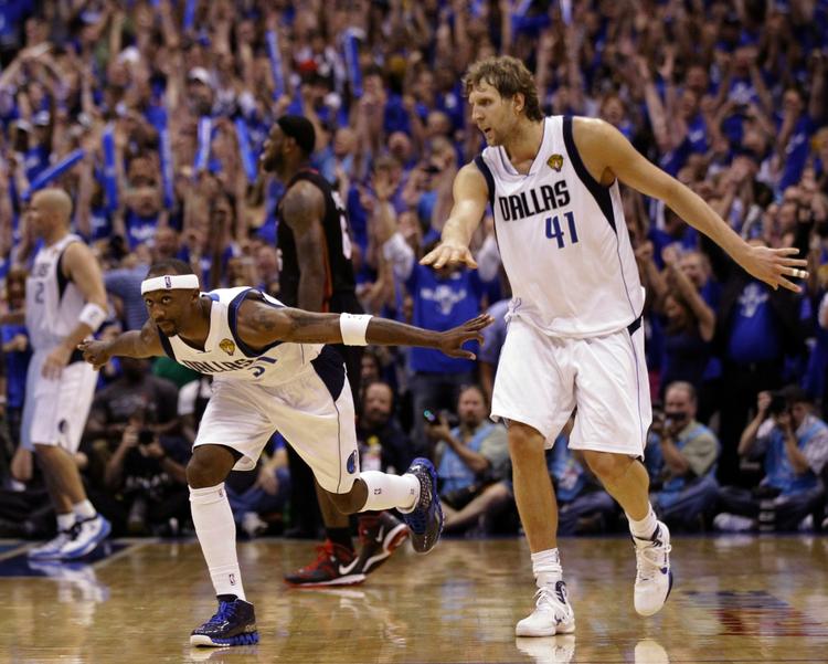 3-2. Den tårnhøje tysker, Dirk Nowitzki (th), var en af femte finalekamps største oplevelser for sejrherren fra Dallas Mavericks. 