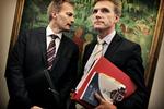 The Danish People's Party will not reneg on its agreement with the governemnt on early retirement reform, irrespective of the fate of permanent customs controls at Danish borders. Here Peter Skaarup (DPP) and Kristian Thulesen Dahl (DPP) on their way to negotiate with the government on its 2020 Plan. Archive. 