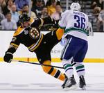 kontant. Jannik Hansen går hårdt til Tomas Kaberle fra Boston Bruins i den tredje finalekamp. I nat spilles det femte opgør i NHL-finaleserien. 