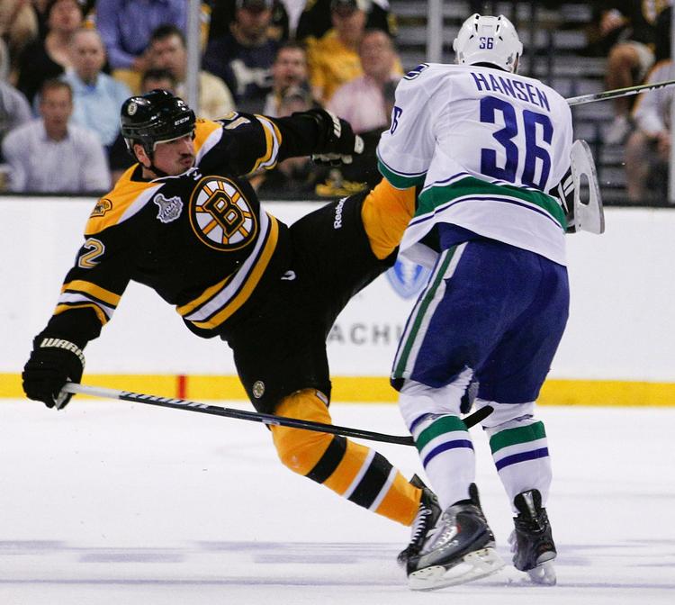 kontant. Jannik Hansen går hårdt til Tomas Kaberle fra Boston Bruins i den tredje finalekamp. I nat spilles det femte opgør i NHL-finaleserien. 