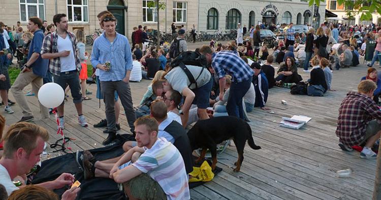 GADEFEST. Tidligere var Sønder Boulevard en tæt befærdet gennemfartsvej, nu er det et sted, man hænger ud med vennerne. 