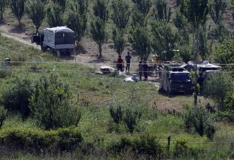 Venteposition. Nys ankomne syriske flygtninge venter tæt ved grænsen til Tyrkiet på at komme ind i landet via landsbyen Guvecci. 
