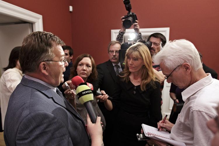 sur. »Det er en absurd situation, og det er en skændsel, at en statsministerkandidat driver gæk med folkstyret«, siger Claus Hjorth Frederiksen. 