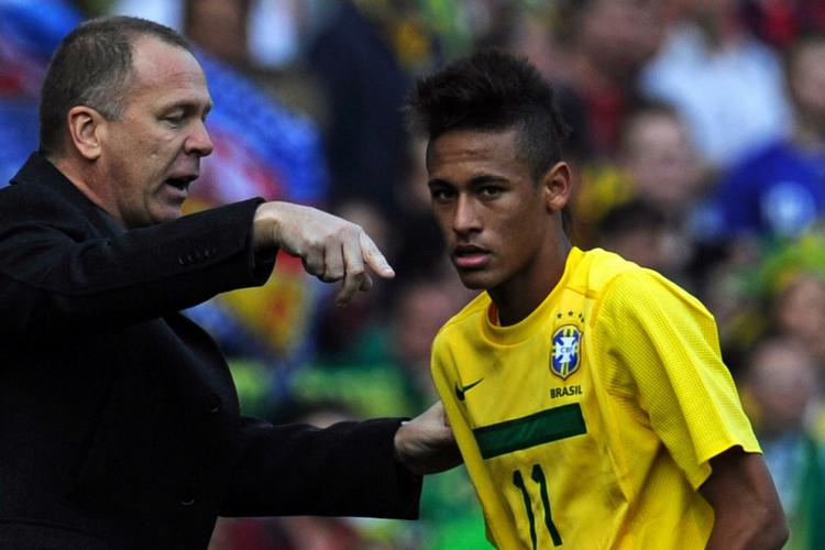 chelseaspiller? Neymar (til højre) kaldes for Sydamerikas største talent. Vil det lykkes for Chelsea at hente den unge herre til klubben? 