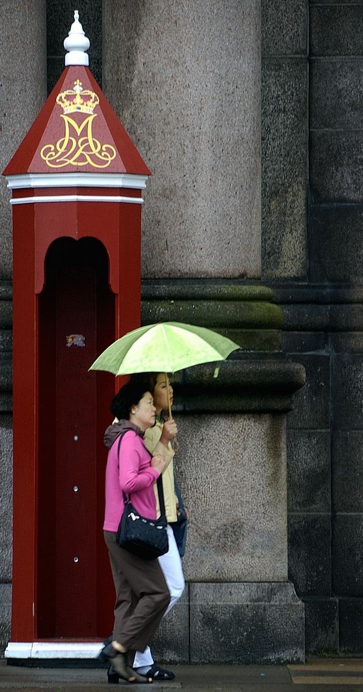 Velkommen. Turist ved Christiansborg i København. 
