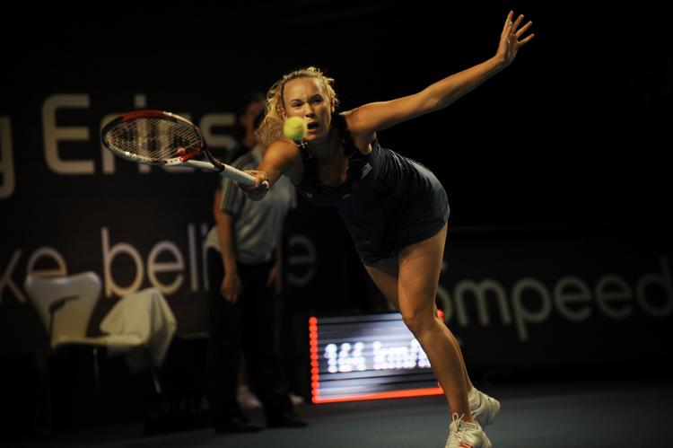 ÆG. Caroline Wozniacki delte æg ud til sin italienske modstander i kvartfinalen i  Farum. 