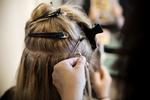 SNYDT. Frisører reklamerer med 'ægte hår' , men ofte er håret lavet af plastik eller dyrehår. 