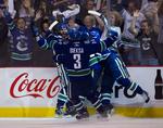 Sejr. Maxim Lapierre har sendt pucken i mål, og Vancouver eksploderer i jubel. 
