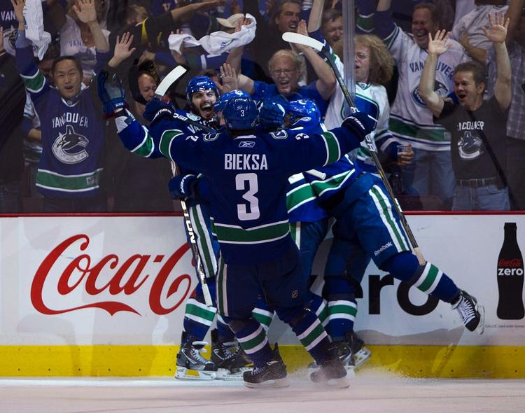 Sejr. Maxim Lapierre har sendt pucken i mål, og Vancouver eksploderer i jubel. 