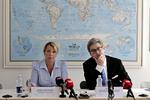 Strid. Lene Espersen og Søren Pind forsøgte i går at overbevise det internationale pressekorps om, at Danmark ikke vil komme på kant med Scengensamarbejdet med den nye grænseaftale. 