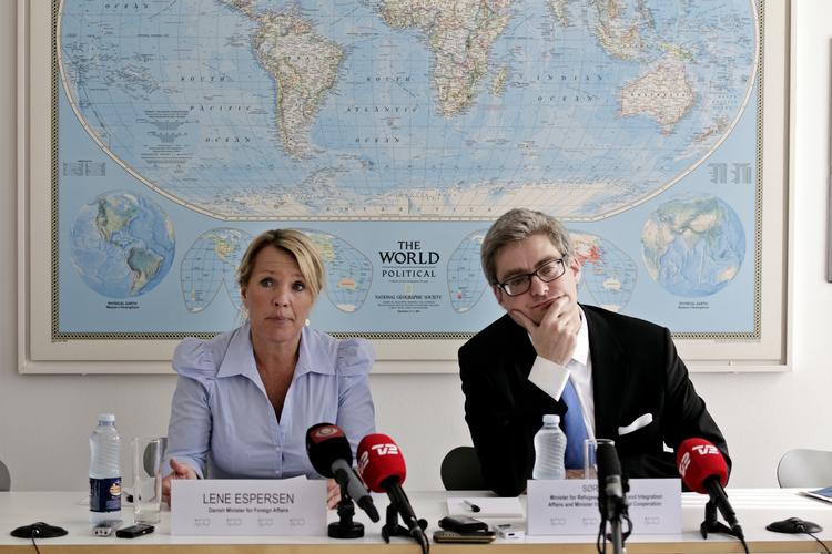 Strid. Lene Espersen og Søren Pind forsøgte i går at overbevise det internationale pressekorps om, at Danmark ikke vil komme på kant med Scengensamarbejdet med den nye grænseaftale. 