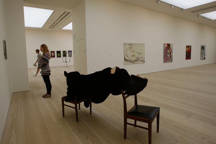 Fornemt. Det yderst prominente Saatchi Galleri er kendt for at udstille en række af verdens fineste kunstnere. 