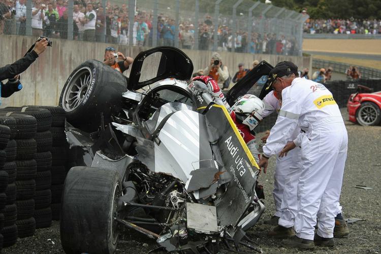 Exit. Tom Kristensens Audi nummer 3 er færdig i Le Mans 24-timers-løb efter voldsomt uheld med holdkammeraten Allan McNish bag rattet. 