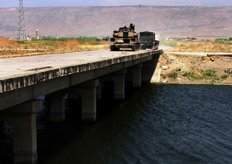 OPRØRSBEKÆMPELSE. Syriske styrker krydser bro over al-Assi-floden nær Jisr al-Shugour, hvor modstandere af diktaturet forbereder sig på kamp mod hæren. 
