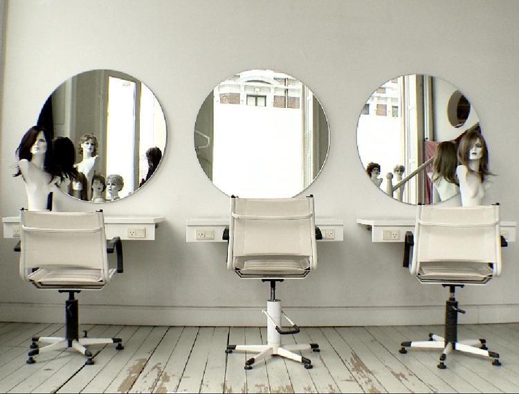 kunderne=patienter.  I Sofie Tønsbergs 'Parykatelieret' er vi med på en frisørsalon. Det er blevet til en veludført film om at have kræft. 