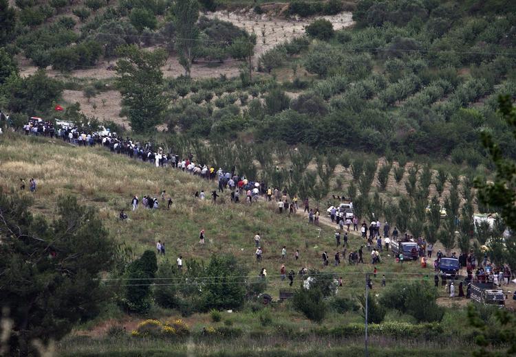 OPTOG. Syrere begraver mand, der angiveligt er skudt af regeringsstyrker. Billedet er taget fra Tyrkiet ind over grænsen til Syrien. 