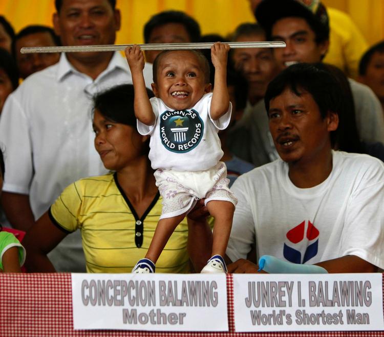 Guinness' rekordbog kårede i dag Juney Balawing som verdens mindste mand. Han måler 60 centimeter. 