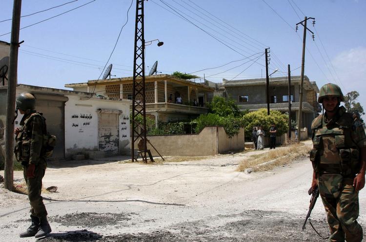 OPRØR. Syriske soldater bevogter landsby nær Jisr al-Shugour. 