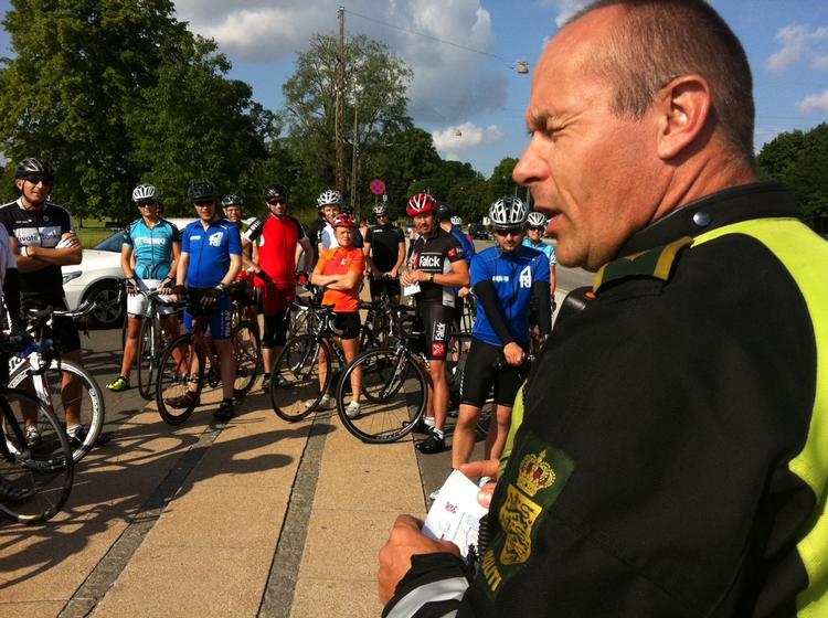 OPSANG. Triatlerne fik klar besked inden fællestræningen af betjent Jørgen Rath Nielsen fra Nordsjællands politi. 