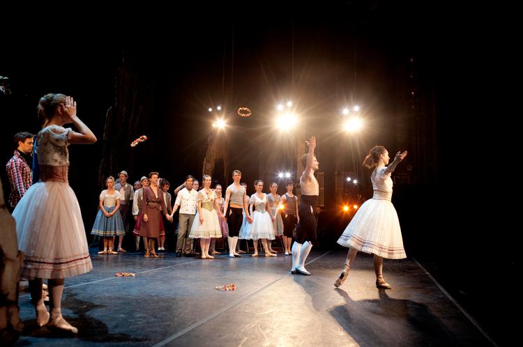 Washington. Den Kongelige Ballets USA-turné begyndte 24. maj og slutter 19. juni. Her øver Alban Lendorf, Amy Watson og resten af truppen fremkaldelse på 'Napoli' før premieren fredag aften. 