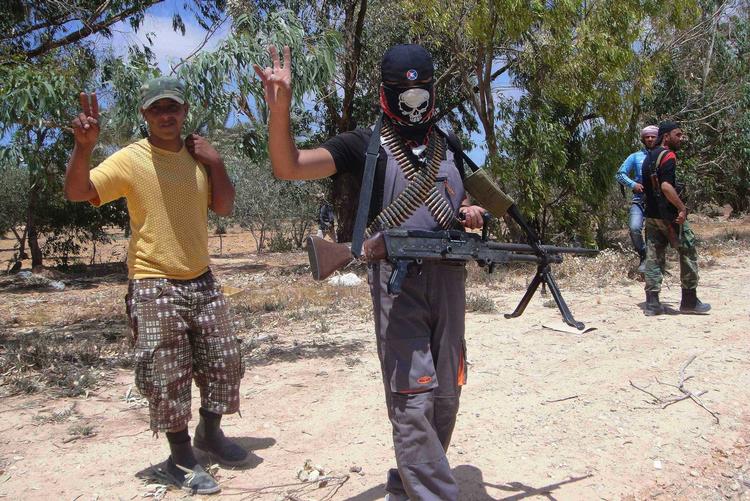 Kampe. Der har været hårde kampe mellem pro-Gaddafi styrker og rebeller i dag i Libyen. Her ses rebeller før kampe uden for byen Misrata. 