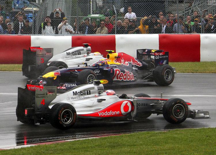 Kaotisk. Lewis Hamilton (øverst) og Mark Webber (i midten) ryger på afveje, mens Jenson Button holder sig på banen. 