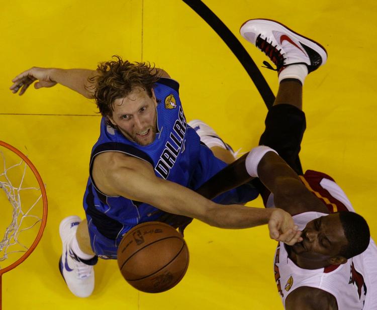 Opgør. Dirk Nowitzki (i blåt) og Chris Bosh kæmper om bolden. 