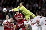 Forgæves. Nicki Bille Nielsen (i midten) og de øvrige danske spillere havde umanerligt svært ved at få bolden ind bag keeper Yann Sommer. 