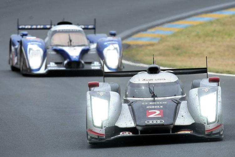 Le Mans. Audi nummer 2 vinder Le Mans og sikrer dermed den tyske bilproducent den tiende sejr i løbet siden 1999. 