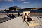 Overstået. Danskerne har kunnet hygge sig den seneste uges tid - for eksempel på Ofelia Beach i København. Men nu kan strandtasken godt lægges væk. 