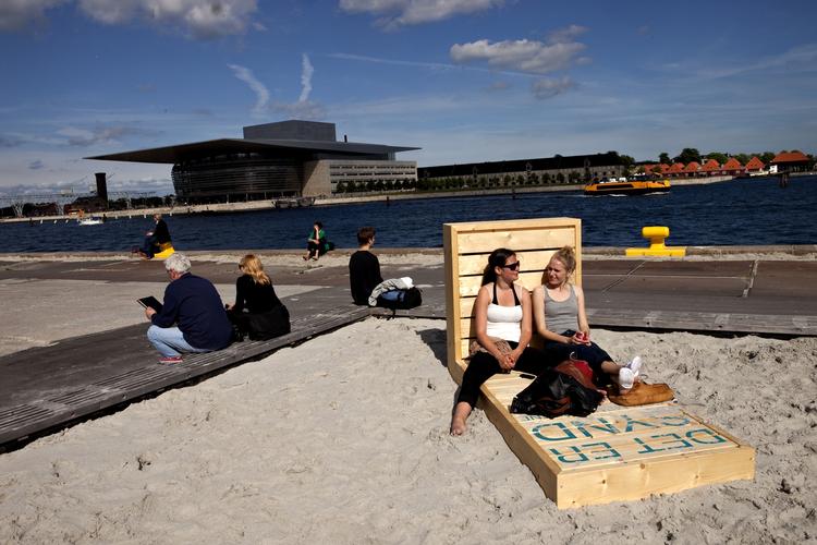 Overstået. Danskerne har kunnet hygge sig den seneste uges tid - for eksempel på Ofelia Beach i København. Men nu kan strandtasken godt lægges væk. 