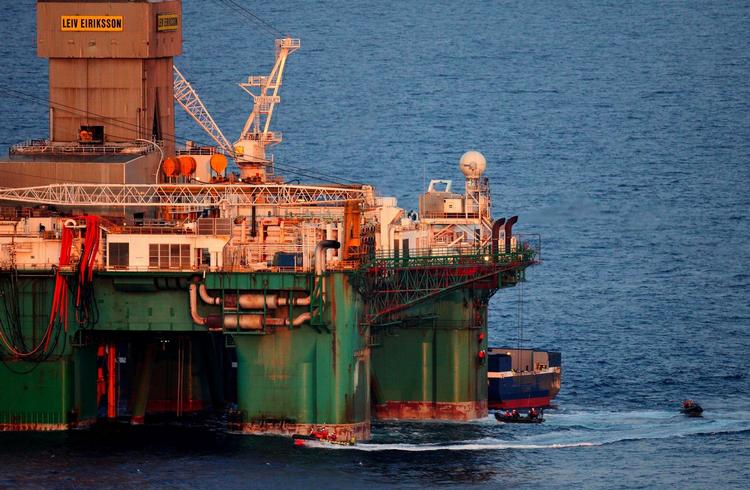 Olieboringer. En fotograf fra Greenpeace forevigede, hvordan det så ud, da aktivister indtog boreriggen. Leiv Eiriksson 