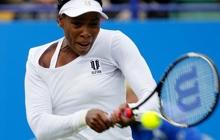 comeback. I to en halv time måtte Venus Williams svinge ketsjeren, inden hun havde besejret tyske Andrea Petkovic. 